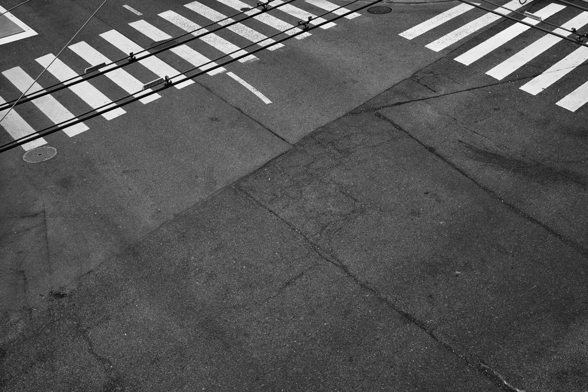 asphaltstrasse mit zebrastreifen