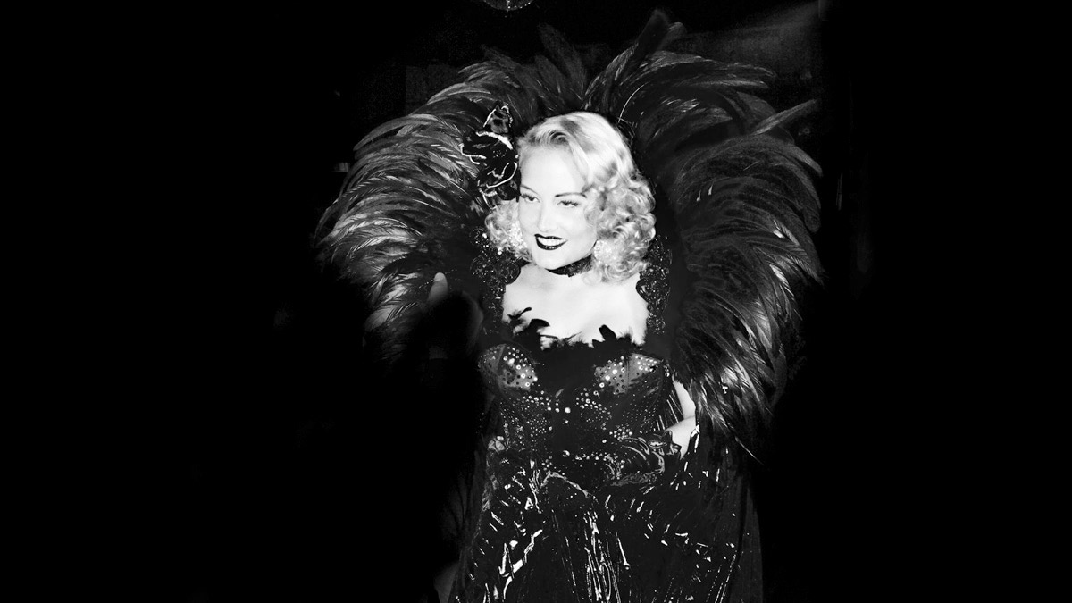 die burlesk tänzerin zoe scarlett I