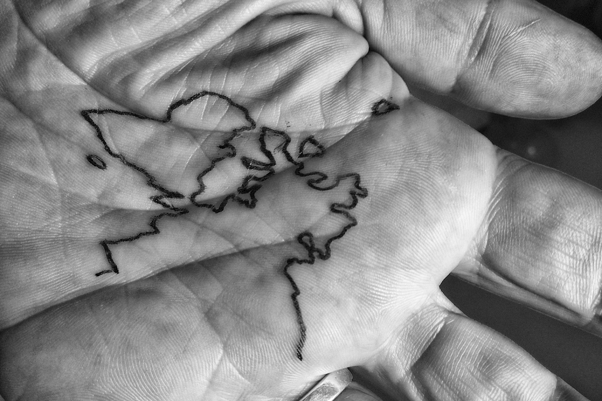 die weltkarte in einer hand