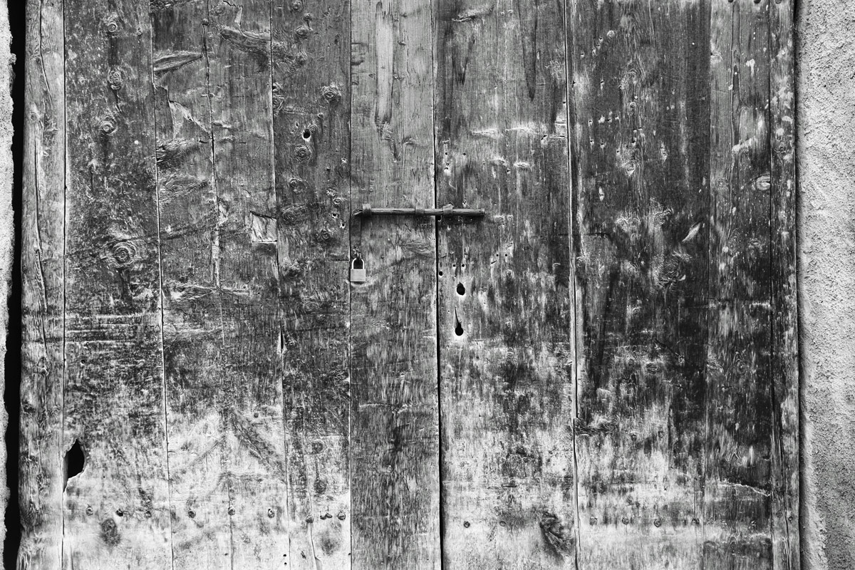 stalltüre im hochalpinen engadin