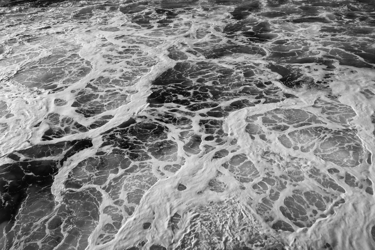  wasseroberfläche hinter einem wasserkraftwerk