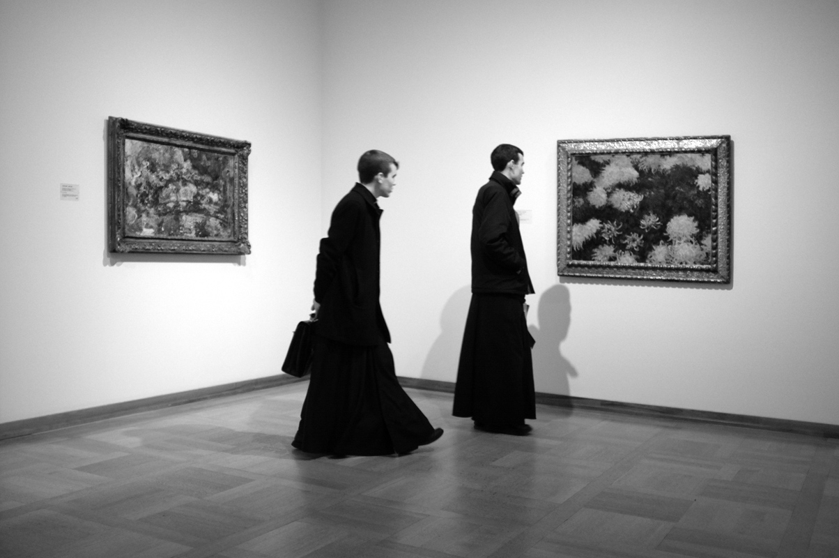 zwei priester oder mönche im kunstmuseum basel